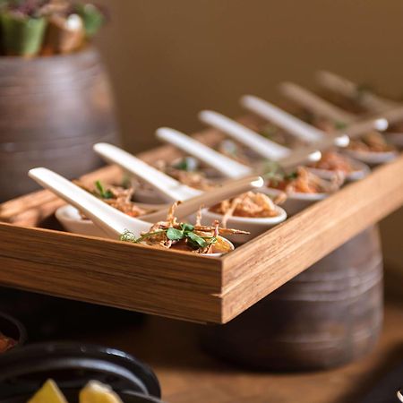 Radisson Blu Hotel Riyadh Convention And Exhibition Center Exterior foto A selection of tapas