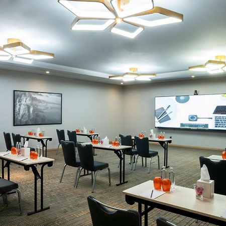 Radisson Blu Hotel Riyadh Convention And Exhibition Center Exterior foto Meeting room