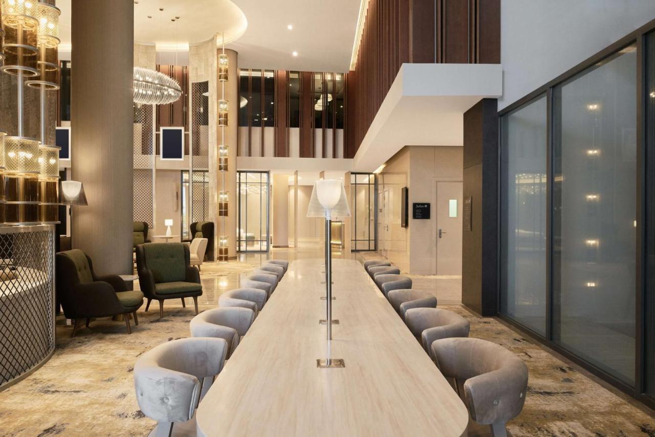 Radisson Blu Hotel Riyadh Convention And Exhibition Center Exterior foto The lobby of the hotel