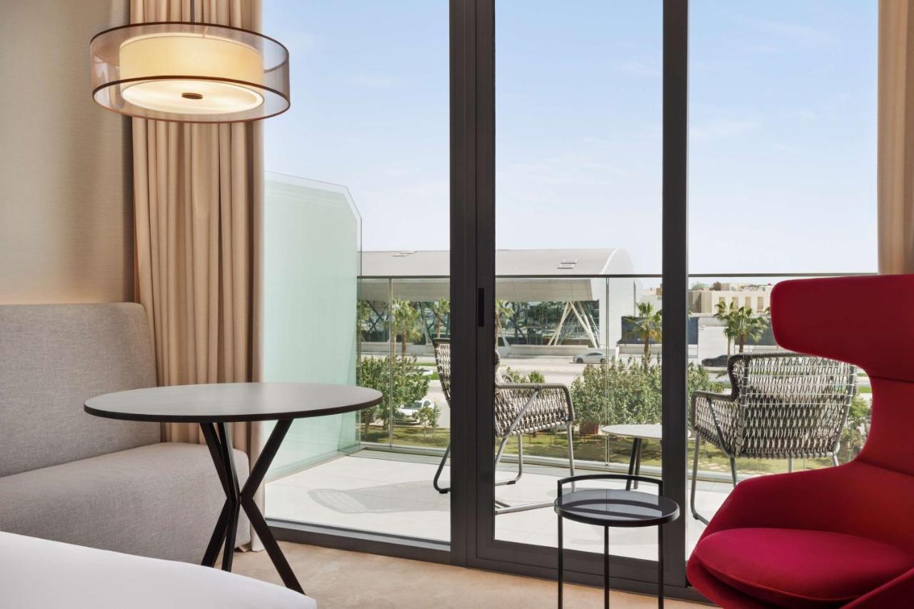 Radisson Blu Hotel Riyadh Convention And Exhibition Center Exterior foto A room at the hotel