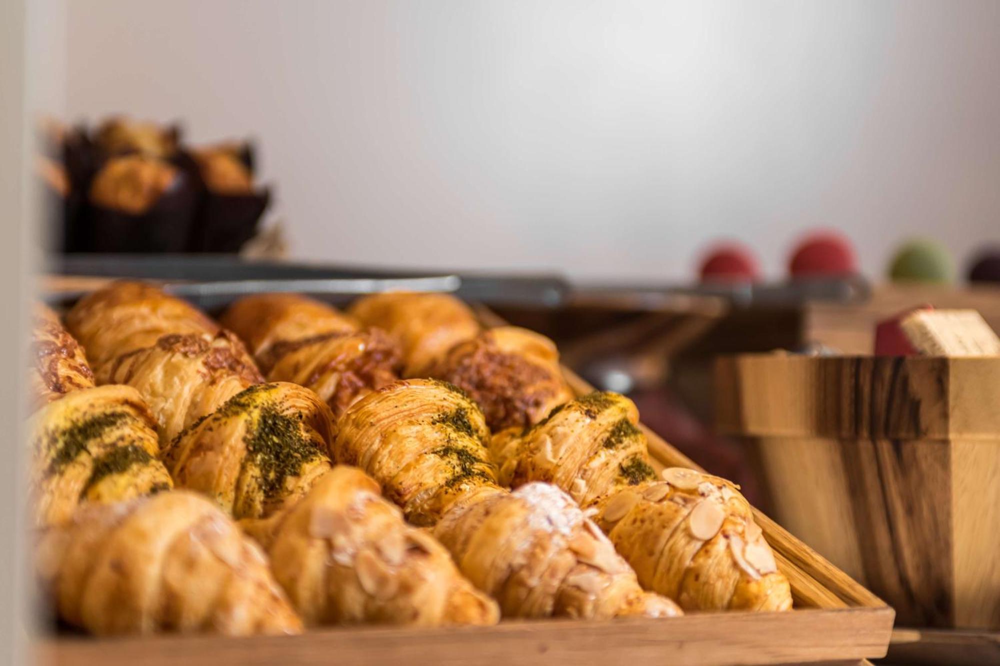 Radisson Blu Hotel Riyadh Convention And Exhibition Center Exterior foto Croissants