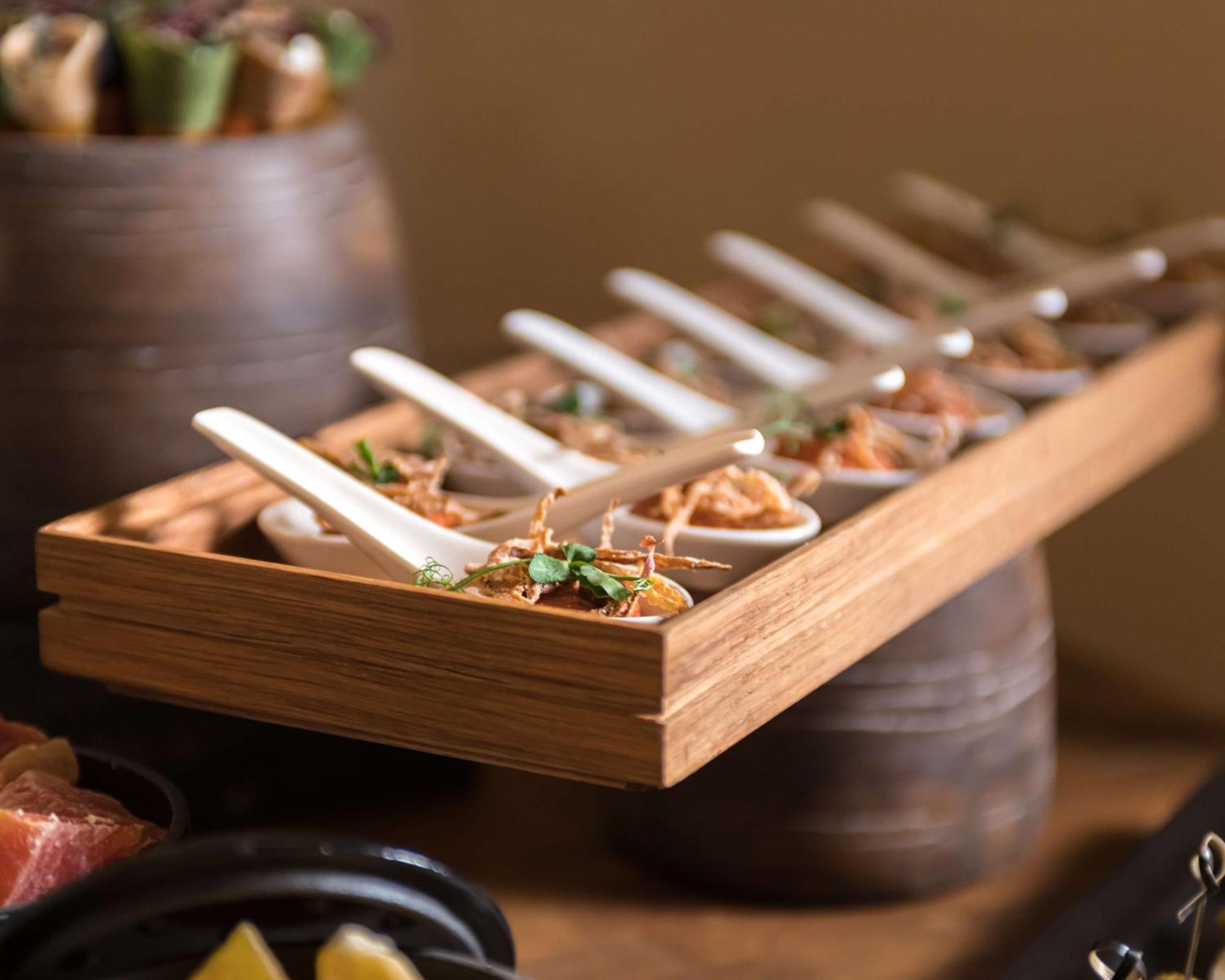 Radisson Blu Hotel Riyadh Convention And Exhibition Center Exterior foto A selection of tapas