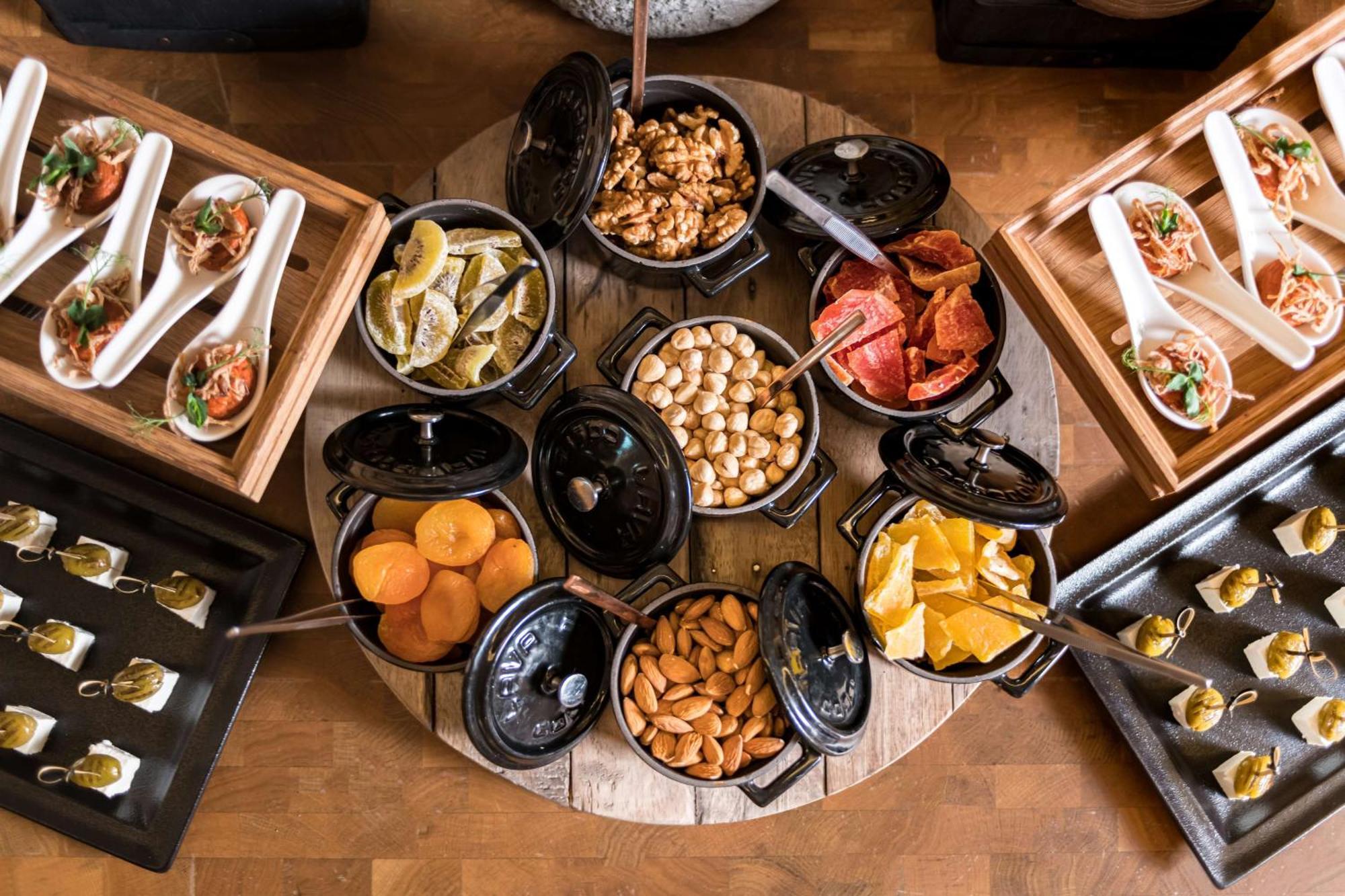 Radisson Blu Hotel Riyadh Convention And Exhibition Center Exterior foto A selection of tapas