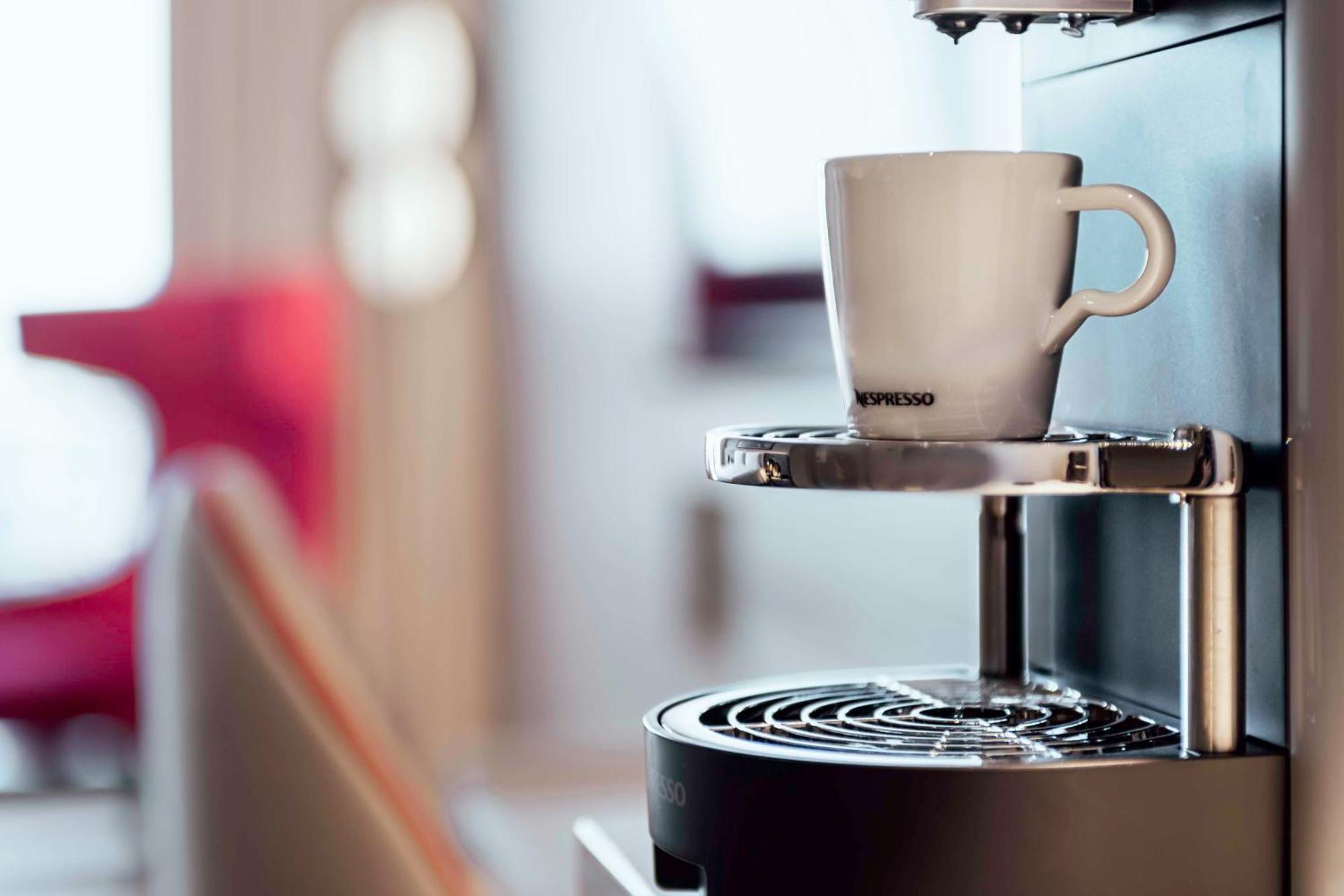 Radisson Blu Hotel Riyadh Convention And Exhibition Center Exterior foto A Nespresso machine