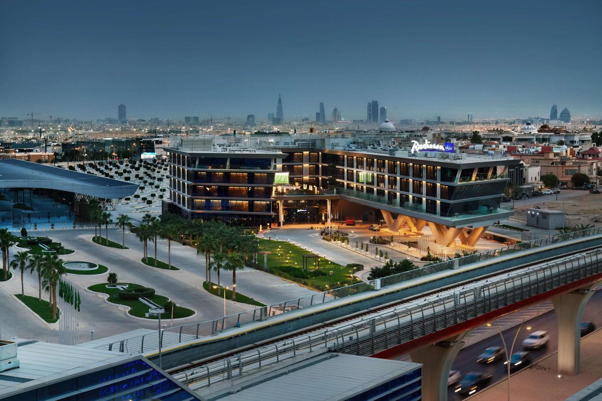 Radisson Blu Hotel Riyadh Convention And Exhibition Center Exterior foto The station at night