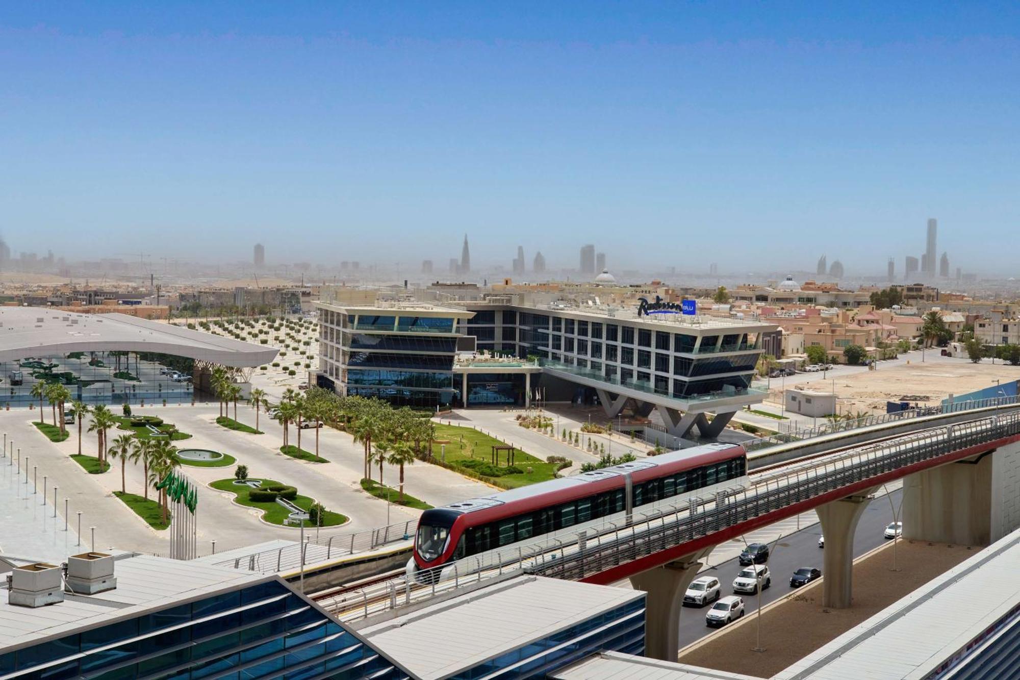 Radisson Blu Hotel Riyadh Convention And Exhibition Center Exterior foto Al Suhail Metro Station