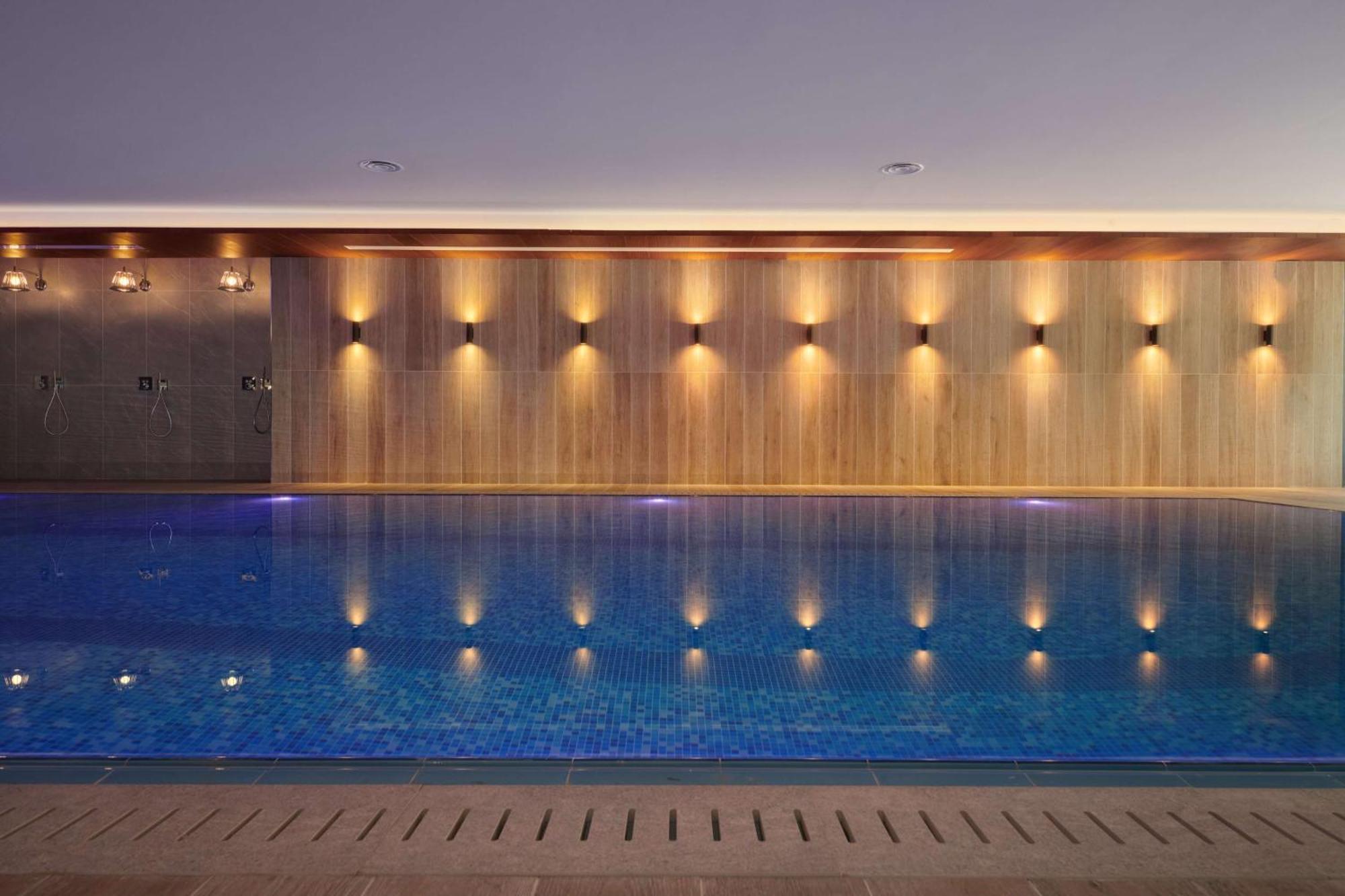 Radisson Blu Hotel Riyadh Convention And Exhibition Center Exterior foto The swimming pool at The Dorchester