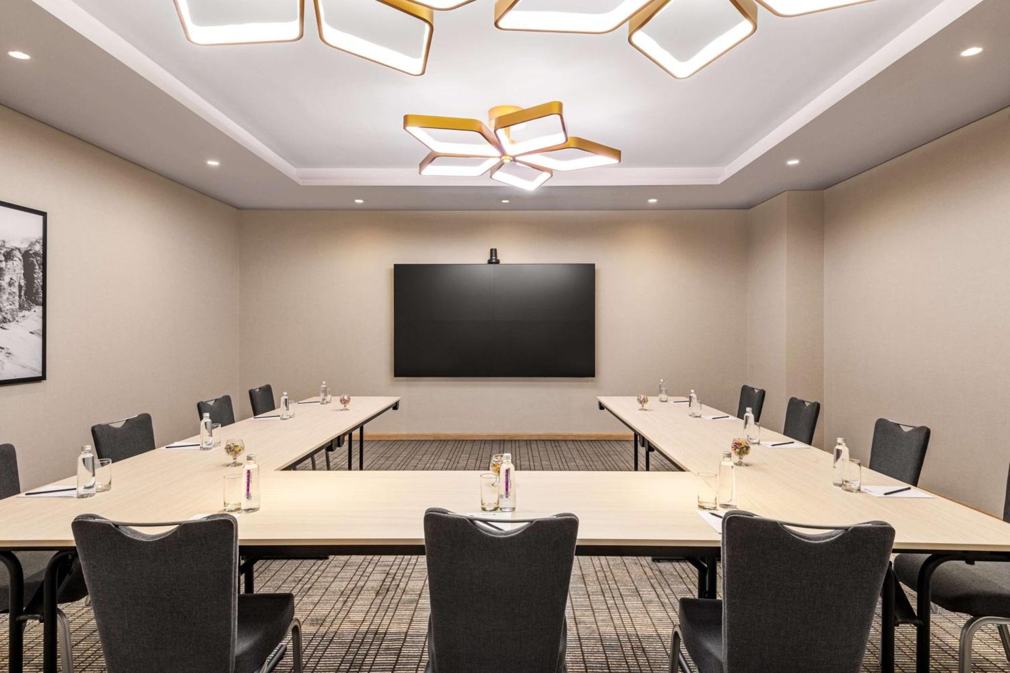 Radisson Blu Hotel Riyadh Convention And Exhibition Center Exterior foto A meeting room at the Hilton Garden Inn