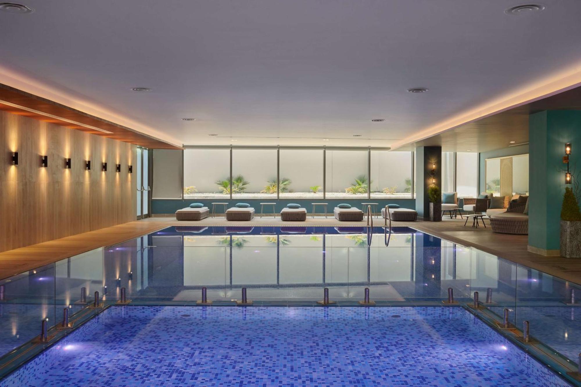Radisson Blu Hotel Riyadh Convention And Exhibition Center Exterior foto The swimming pool at The Dorchester