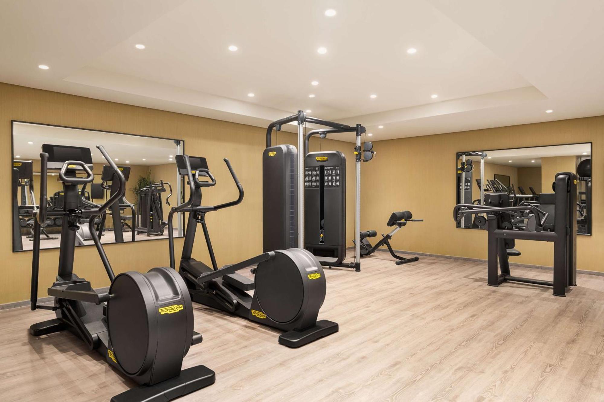 Radisson Blu Hotel Riyadh Convention And Exhibition Center Exterior foto The gym at the hotel