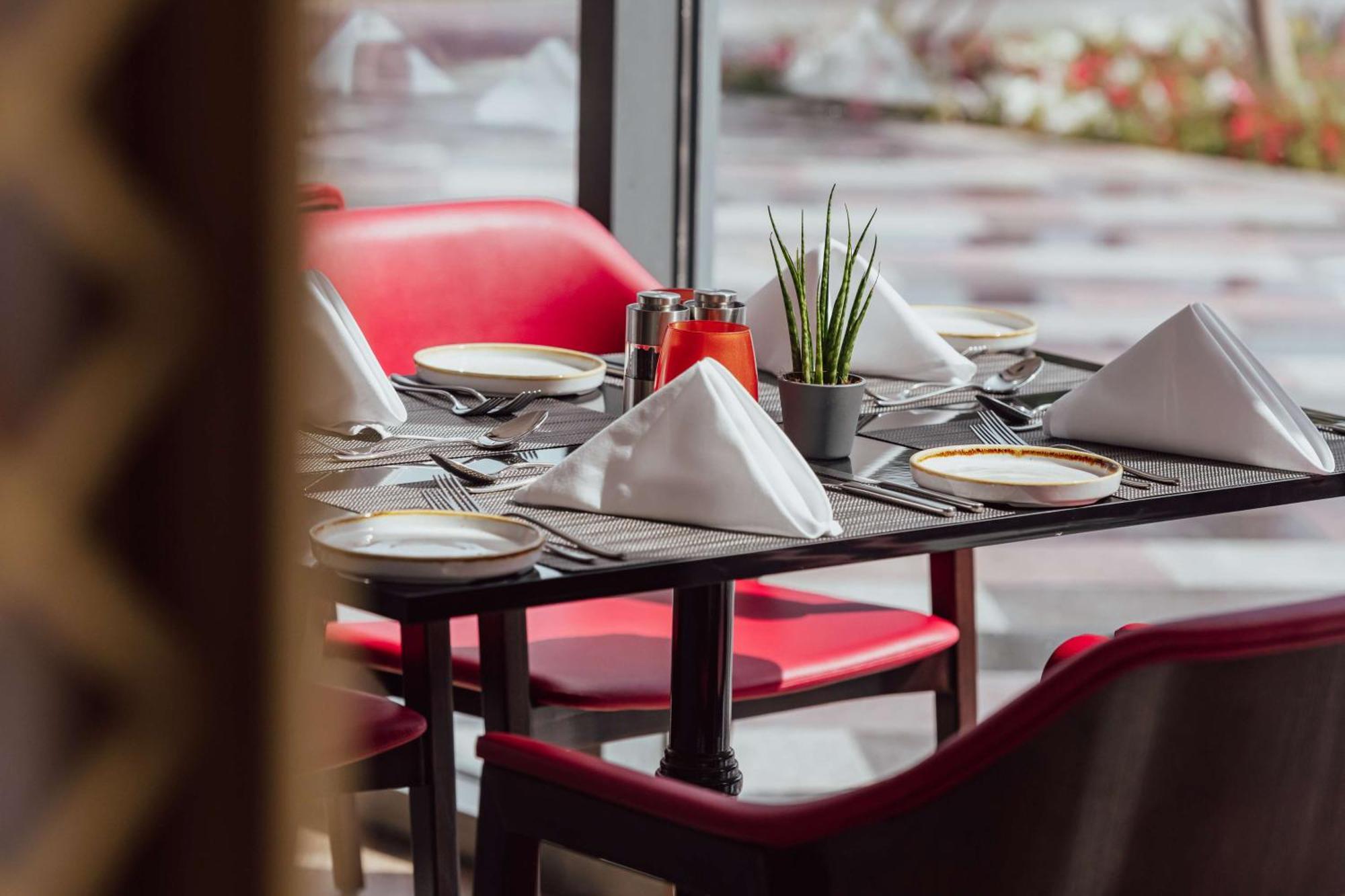 Radisson Blu Hotel Riyadh Convention And Exhibition Center Exterior foto Restaurant