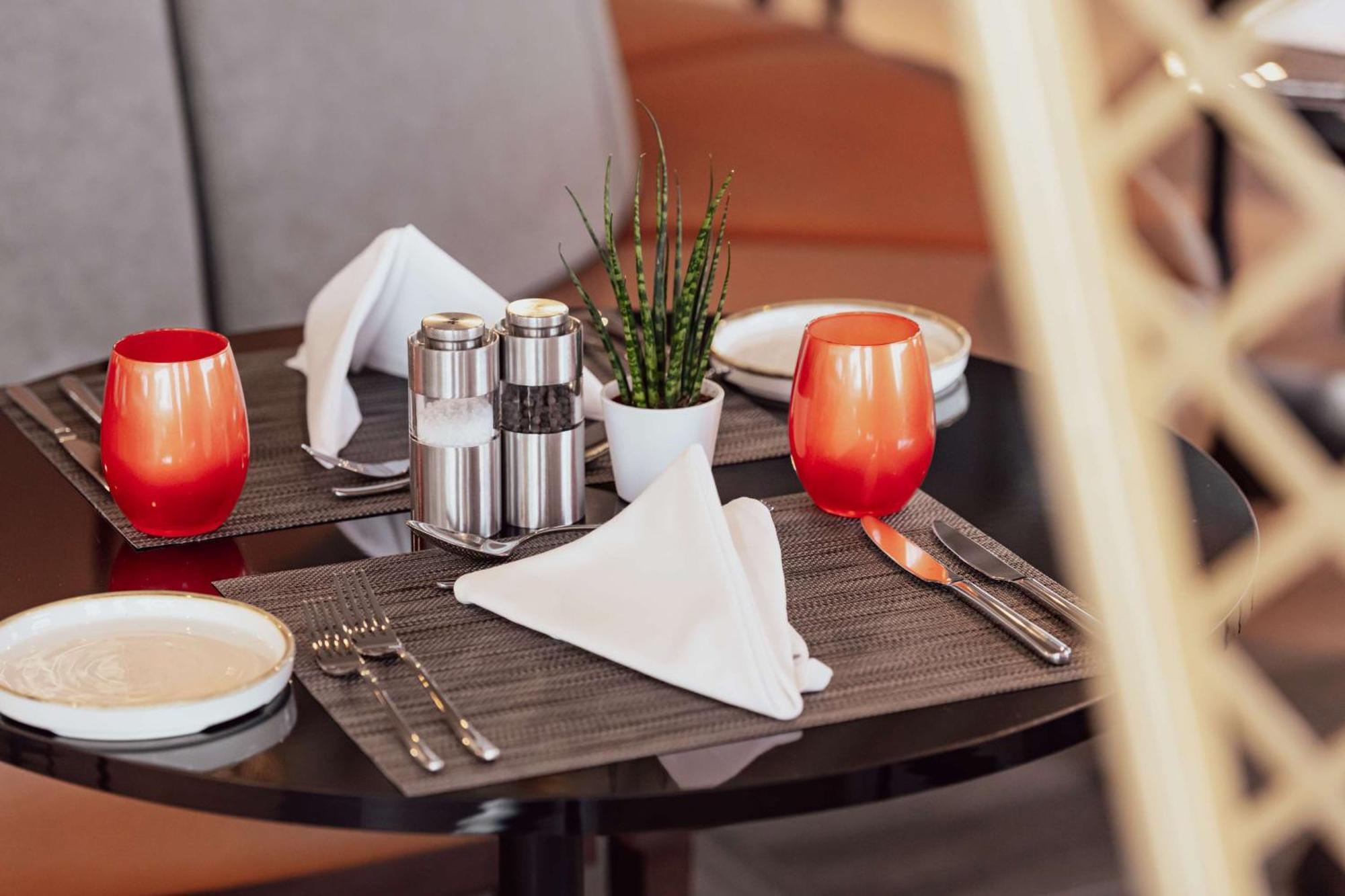 Radisson Blu Hotel Riyadh Convention And Exhibition Center Exterior foto A place setting