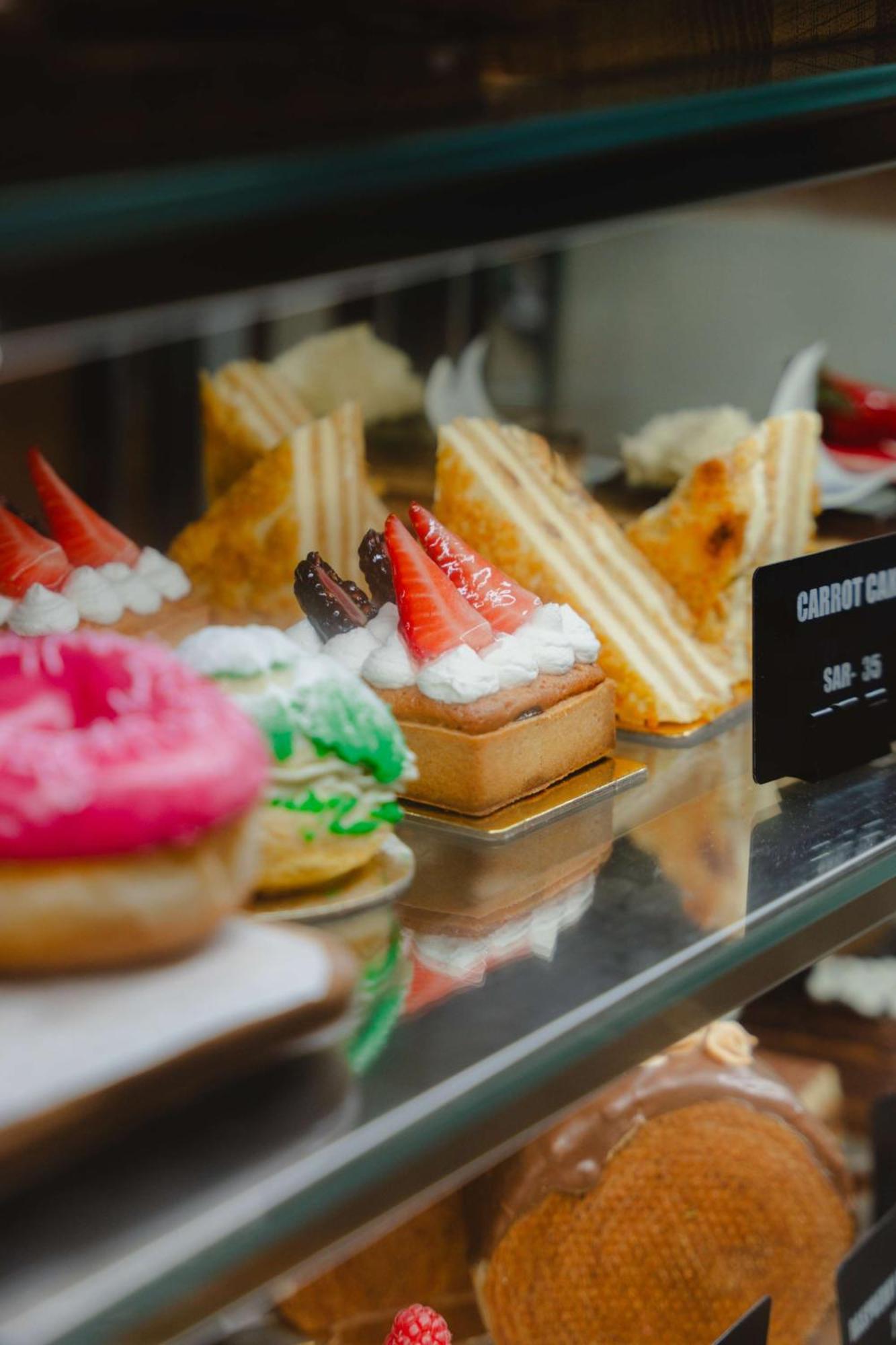 Radisson Blu Hotel Riyadh Convention And Exhibition Center Exterior foto A display of pastries at a bakery in Singapore